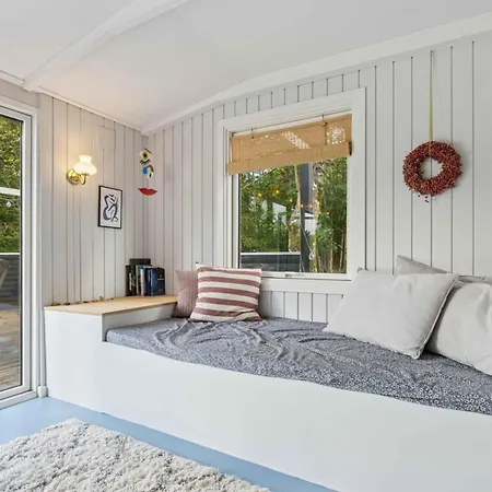 Renovated Near Water And Nature Feriehus *