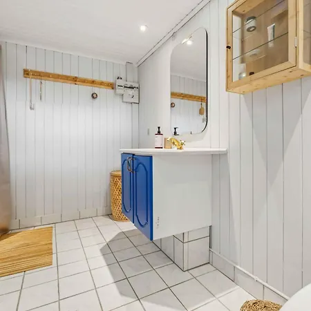 Renovated Near Water And Nature Feriehus