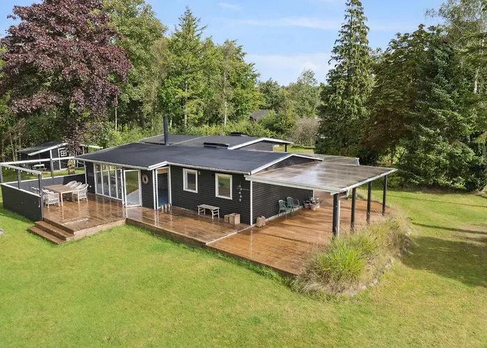 Renovated Near Water And Nature Semesterbostad